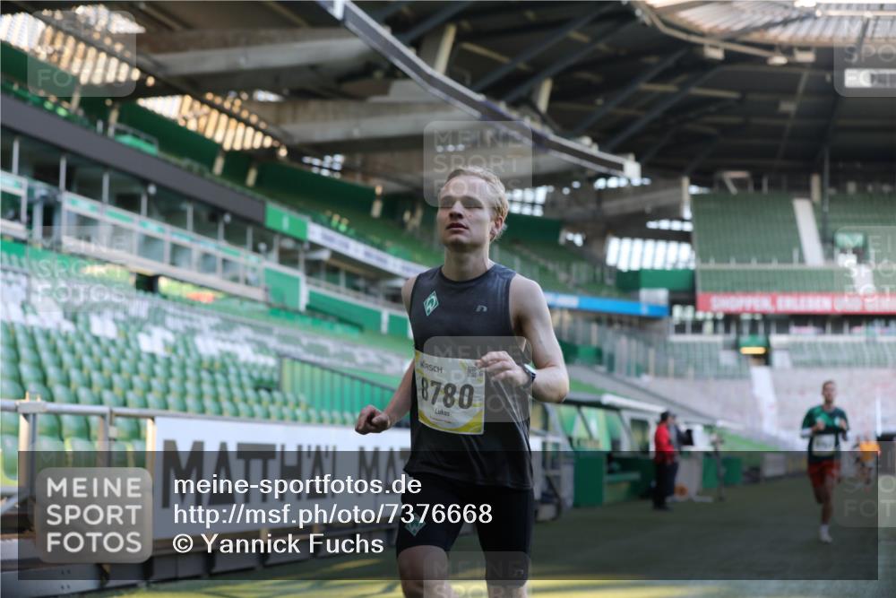 06.10.2024 - 19. swb-Marathon Bremen Yannick Fuchs http://msf.ph/oto/7376668 06.10.2024 10:18:11 Laufen im Stadion 8371, 8513, 8753, 8780, 8846, 9063 meine-sportfotos.de