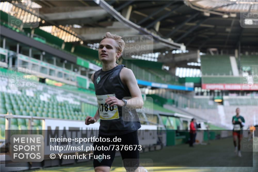 06.10.2024 - 19. swb-Marathon Bremen Yannick Fuchs http://msf.ph/oto/7376673 06.10.2024 10:18:12 Laufen im Stadion 8371, 8513, 8753, 8780, 8846, 9063 meine-sportfotos.de