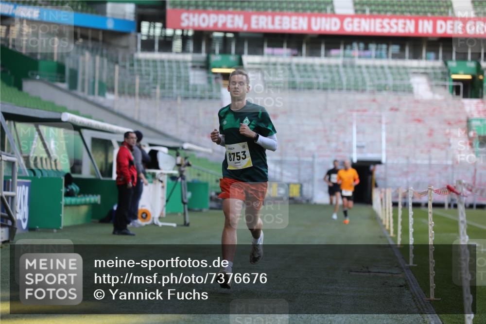 06.10.2024 - 19. swb-Marathon Bremen Yannick Fuchs http://msf.ph/oto/7376676 06.10.2024 10:18:12 Laufen im Stadion 8371, 8513, 8753, 8780, 8846, 9063 meine-sportfotos.de