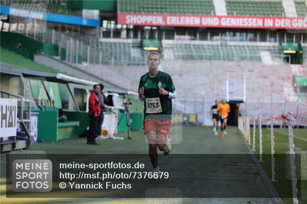 06.10.2024 - 19. swb-Marathon Bremen Yannick Fuchs http://msf.ph/oto/7376679 06.10.2024 10:18:13 Laufen im Stadion 8371, 8513, 8753, 8780, 8846, 9063 meine-sportfotos.de