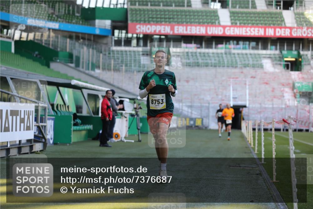 06.10.2024 - 19. swb-Marathon Bremen Yannick Fuchs http://msf.ph/oto/7376687 06.10.2024 10:18:13 Laufen im Stadion 8371, 8513, 8753, 8780, 8846, 9063 meine-sportfotos.de