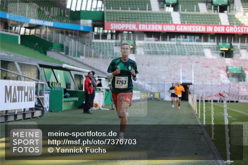 06.10.2024 - 19. swb-Marathon Bremen Yannick Fuchs http://msf.ph/oto/7376703 06.10.2024 10:18:13 Laufen im Stadion 8371, 8513, 8753, 8780, 8846, 9063 meine-sportfotos.de