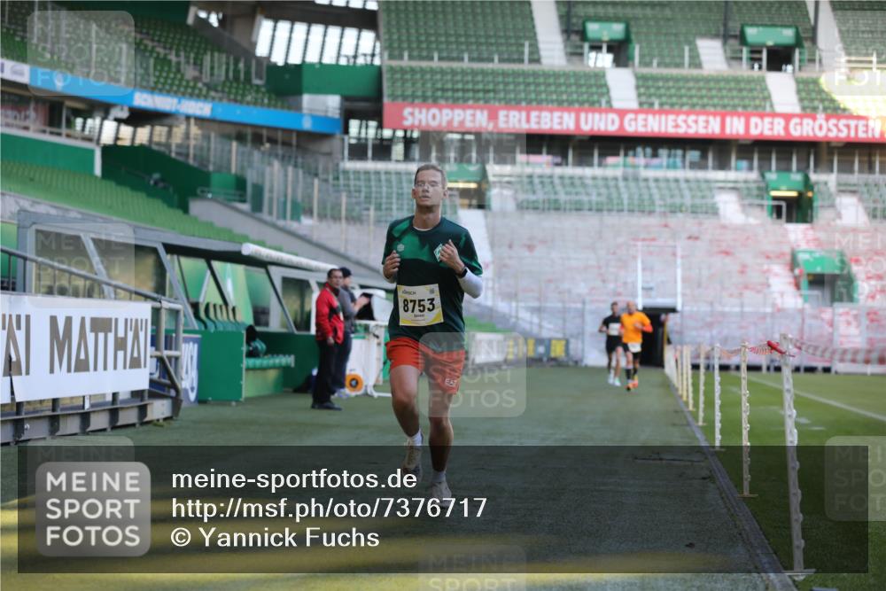 06.10.2024 - 19. swb-Marathon Bremen Yannick Fuchs http://msf.ph/oto/7376717 06.10.2024 10:18:13 Laufen im Stadion 8371, 8513, 8753, 8780, 8846, 9063 meine-sportfotos.de