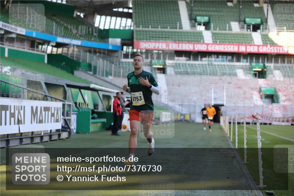 06.10.2024 - 19. swb-Marathon Bremen Yannick Fuchs http://msf.ph/oto/7376730 06.10.2024 10:18:13 Laufen im Stadion 8371, 8513, 8753, 8780, 8846, 9063 meine-sportfotos.de