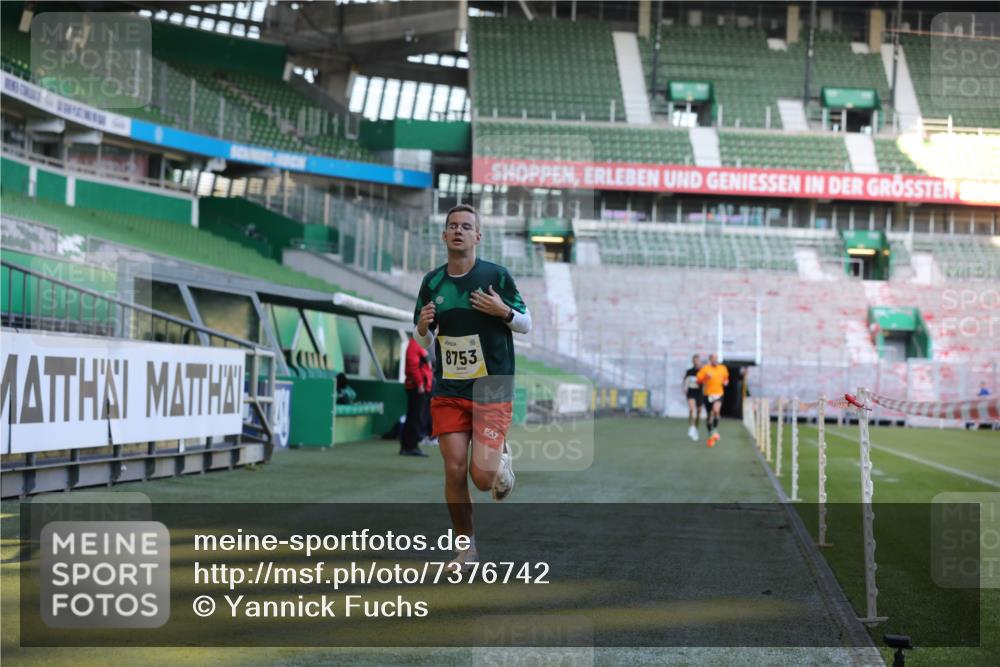 06.10.2024 - 19. swb-Marathon Bremen Yannick Fuchs http://msf.ph/oto/7376742 06.10.2024 10:18:13 Laufen im Stadion 8371, 8513, 8753, 8780, 8846, 9063 meine-sportfotos.de