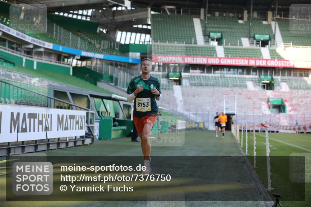 06.10.2024 - 19. swb-Marathon Bremen Yannick Fuchs http://msf.ph/oto/7376750 06.10.2024 10:18:13 Laufen im Stadion 8371, 8513, 8753, 8780, 8846, 9063 meine-sportfotos.de
