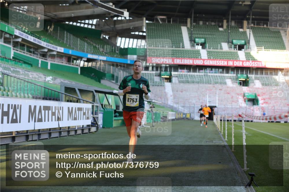 06.10.2024 - 19. swb-Marathon Bremen Yannick Fuchs http://msf.ph/oto/7376759 06.10.2024 10:18:14 Laufen im Stadion 8371, 8513, 8647, 8753, 8780, 8846, 9063 meine-sportfotos.de