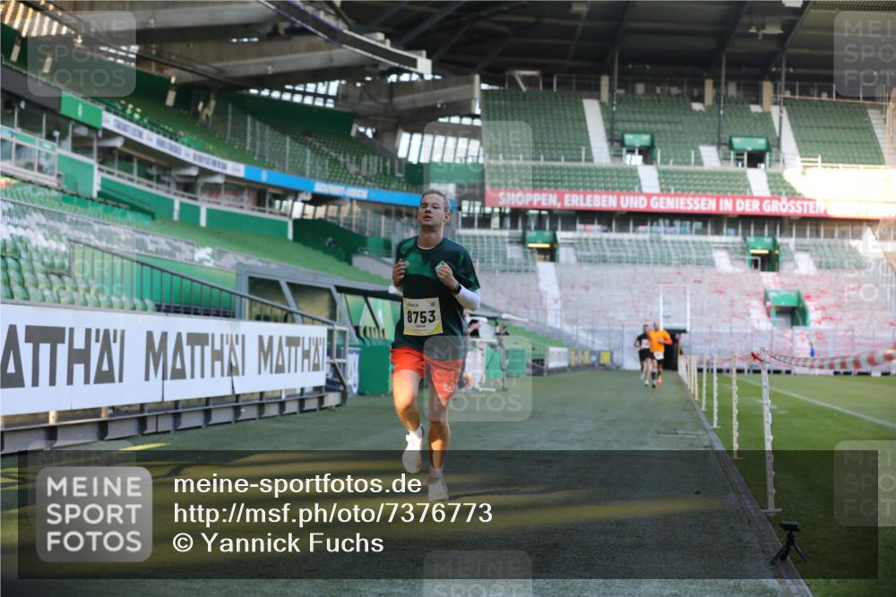 06.10.2024 - 19. swb-Marathon Bremen Yannick Fuchs http://msf.ph/oto/7376773 06.10.2024 10:18:14 Laufen im Stadion 8371, 8513, 8647, 8753, 8780, 8846, 9063 meine-sportfotos.de