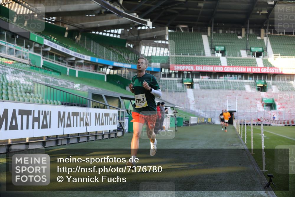 06.10.2024 - 19. swb-Marathon Bremen Yannick Fuchs http://msf.ph/oto/7376780 06.10.2024 10:18:14 Laufen im Stadion 8371, 8513, 8647, 8753, 8780, 8846, 9063 meine-sportfotos.de