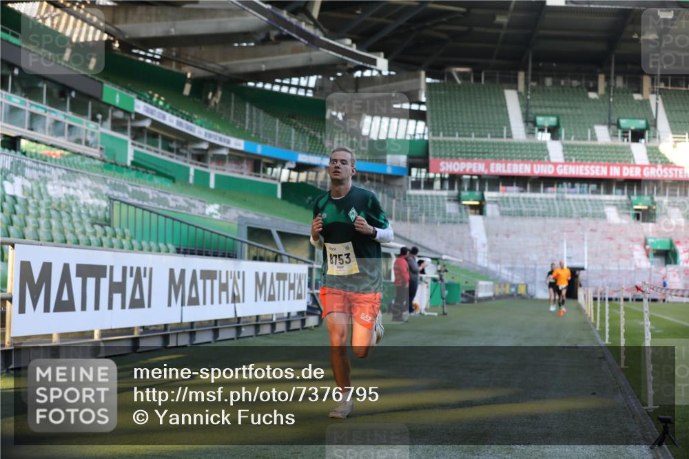 06.10.2024 - 19. swb-Marathon Bremen Yannick Fuchs http://msf.ph/oto/7376795 06.10.2024 10:18:14 Laufen im Stadion 8371, 8513, 8647, 8753, 8780, 8846, 9063 meine-sportfotos.de