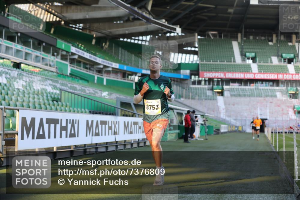 06.10.2024 - 19. swb-Marathon Bremen Yannick Fuchs http://msf.ph/oto/7376809 06.10.2024 10:18:14 Laufen im Stadion 8371, 8513, 8647, 8753, 8780, 8846, 9063 meine-sportfotos.de