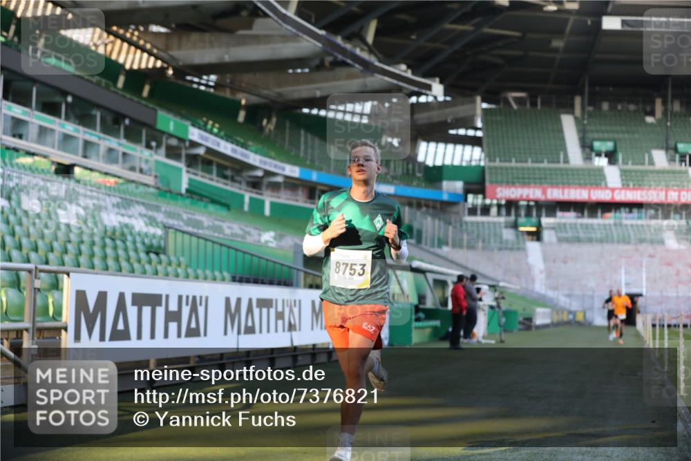 06.10.2024 - 19. swb-Marathon Bremen Yannick Fuchs http://msf.ph/oto/7376821 06.10.2024 10:18:14 Laufen im Stadion 8371, 8513, 8647, 8753, 8780, 8846, 9063 meine-sportfotos.de