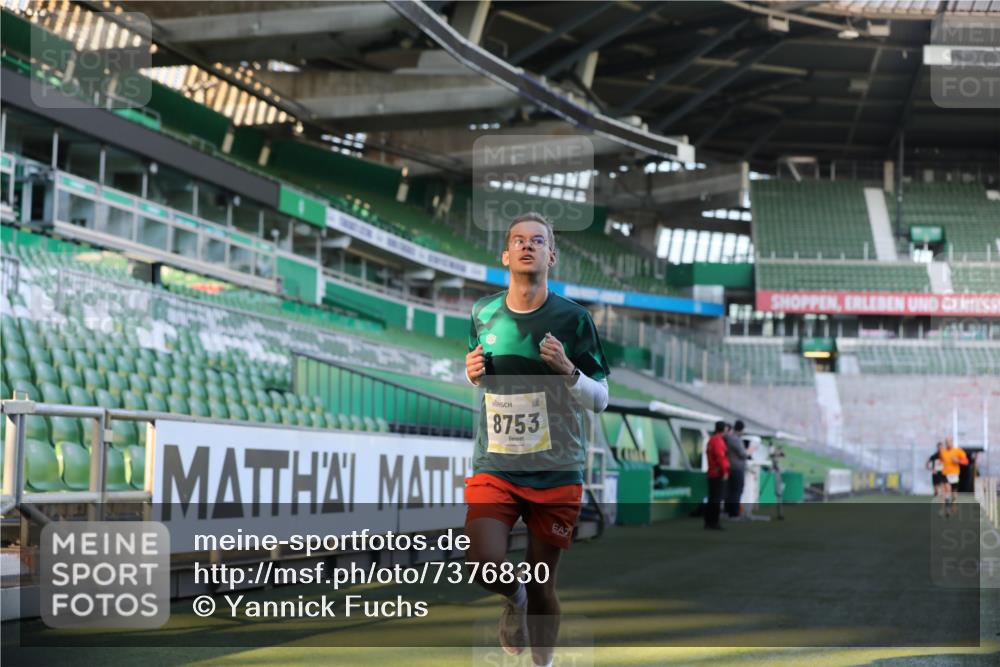 06.10.2024 - 19. swb-Marathon Bremen Yannick Fuchs http://msf.ph/oto/7376830 06.10.2024 10:18:14 Laufen im Stadion 8371, 8513, 8647, 8753, 8780, 8846, 9063 meine-sportfotos.de