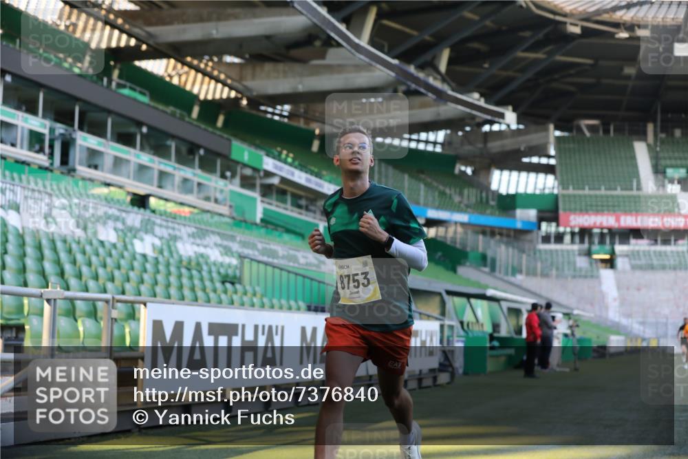 06.10.2024 - 19. swb-Marathon Bremen Yannick Fuchs http://msf.ph/oto/7376840 06.10.2024 10:18:15 Laufen im Stadion 8371, 8513, 8647, 8753, 8780, 8846, 9063 meine-sportfotos.de