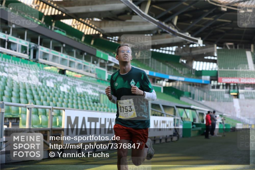 06.10.2024 - 19. swb-Marathon Bremen Yannick Fuchs http://msf.ph/oto/7376847 06.10.2024 10:18:15 Laufen im Stadion 8371, 8513, 8647, 8753, 8780, 8846, 9063 meine-sportfotos.de