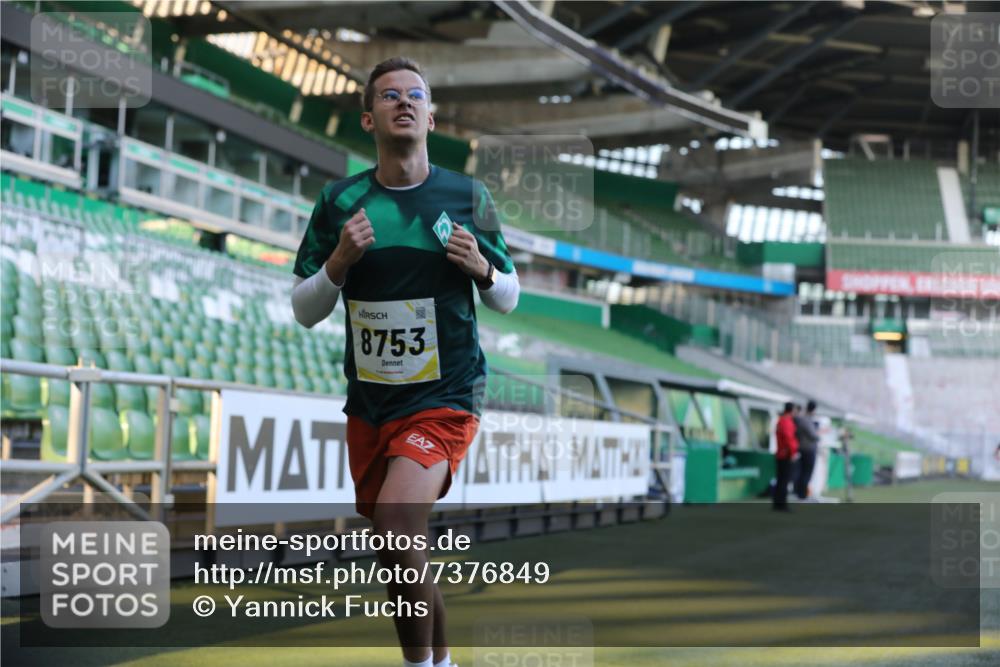06.10.2024 - 19. swb-Marathon Bremen Yannick Fuchs http://msf.ph/oto/7376849 06.10.2024 10:18:15 Laufen im Stadion 8371, 8513, 8647, 8753, 8780, 8846, 9063 meine-sportfotos.de