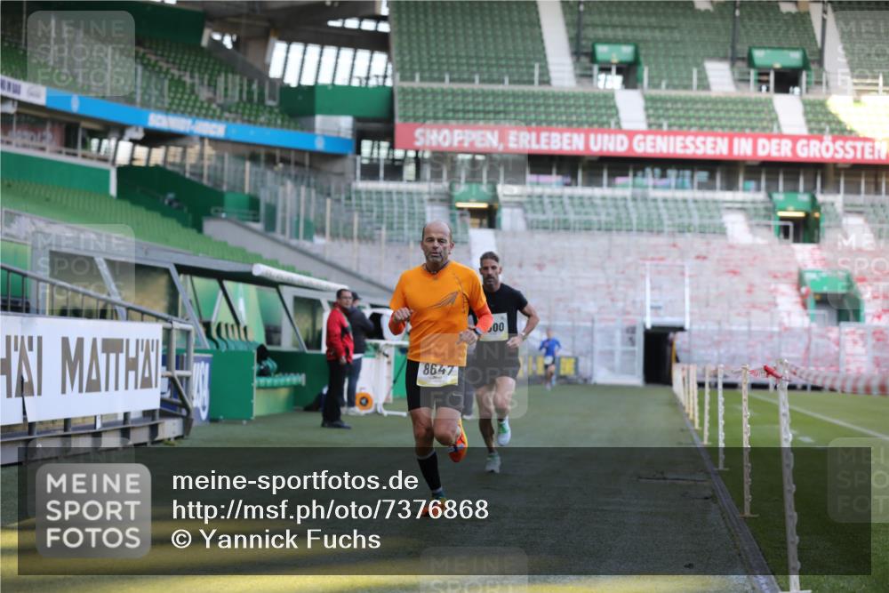 06.10.2024 - 19. swb-Marathon Bremen Yannick Fuchs http://msf.ph/oto/7376868 06.10.2024 10:18:21 Laufen im Stadion 8300, 8371, 8513, 8647, 8753, 8780, 8846, 9063 meine-sportfotos.de