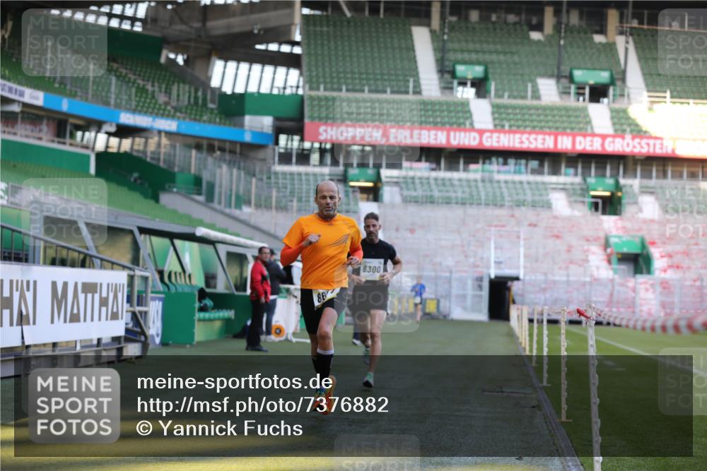 06.10.2024 - 19. swb-Marathon Bremen Yannick Fuchs http://msf.ph/oto/7376882 06.10.2024 10:18:21 Laufen im Stadion 8300, 8371, 8513, 8647, 8753, 8780, 8846, 9063 meine-sportfotos.de