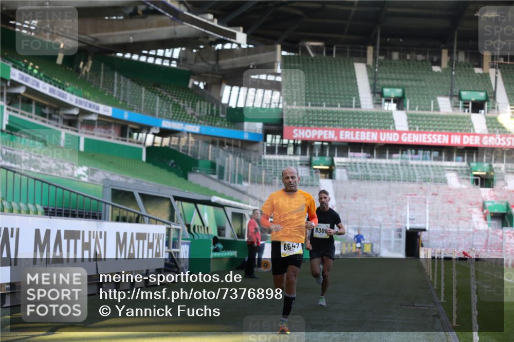 06.10.2024 - 19. swb-Marathon Bremen Yannick Fuchs http://msf.ph/oto/7376898 06.10.2024 10:18:21 Laufen im Stadion 8300, 8371, 8513, 8647, 8753, 8780, 8846, 9063 meine-sportfotos.de