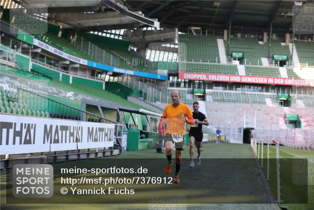 06.10.2024 - 19. swb-Marathon Bremen Yannick Fuchs http://msf.ph/oto/7376912 06.10.2024 10:18:21 Laufen im Stadion 8300, 8371, 8513, 8647, 8753, 8780, 8846, 9063 meine-sportfotos.de