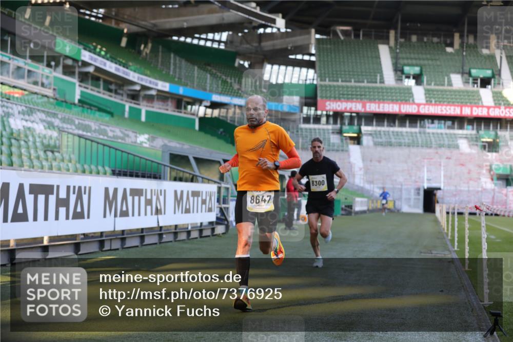 06.10.2024 - 19. swb-Marathon Bremen Yannick Fuchs http://msf.ph/oto/7376925 06.10.2024 10:18:22 Laufen im Stadion 8300, 8371, 8513, 8647, 8753, 8780, 8846, 9063 meine-sportfotos.de