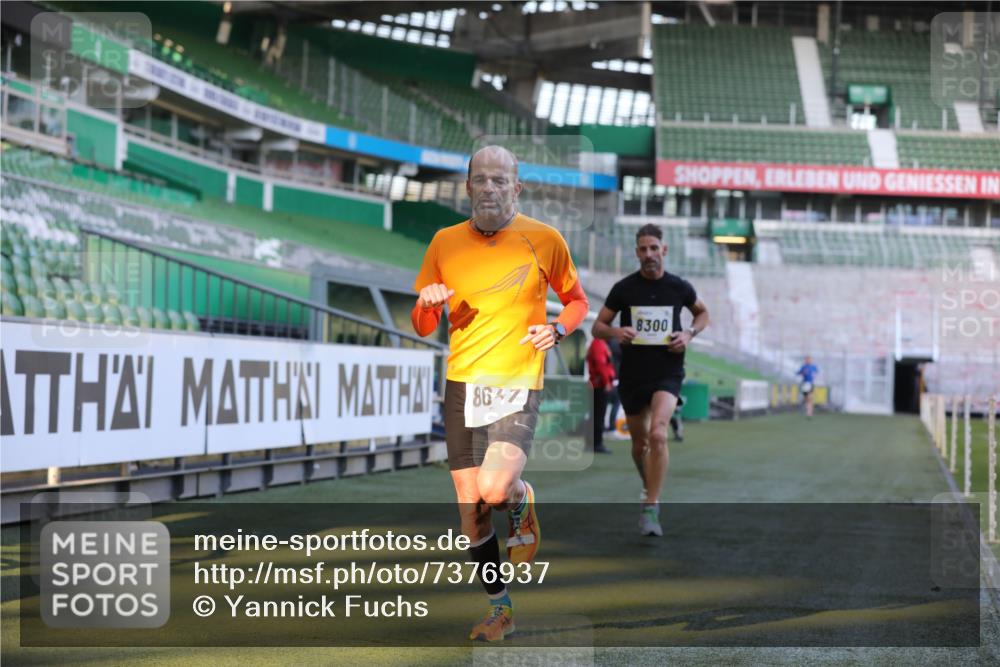 06.10.2024 - 19. swb-Marathon Bremen Yannick Fuchs http://msf.ph/oto/7376937 06.10.2024 10:18:22 Laufen im Stadion 8300, 8371, 8513, 8647, 8753, 8780, 8846, 9063 meine-sportfotos.de