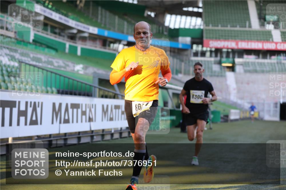 06.10.2024 - 19. swb-Marathon Bremen Yannick Fuchs http://msf.ph/oto/7376951 06.10.2024 10:18:23 Laufen im Stadion 8300, 8371, 8513, 8647, 8753, 8780, 8846, 9063 meine-sportfotos.de