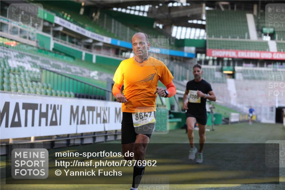 06.10.2024 - 19. swb-Marathon Bremen Yannick Fuchs http://msf.ph/oto/7376962 06.10.2024 10:18:23 Laufen im Stadion 8300, 8371, 8513, 8647, 8753, 8780, 8846, 9063 meine-sportfotos.de