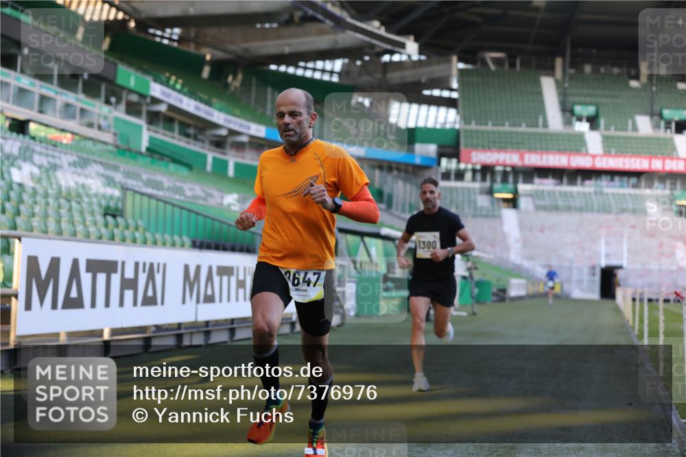 06.10.2024 - 19. swb-Marathon Bremen Yannick Fuchs http://msf.ph/oto/7376976 06.10.2024 10:18:23 Laufen im Stadion 8300, 8371, 8513, 8647, 8753, 8780, 8846, 9063 meine-sportfotos.de