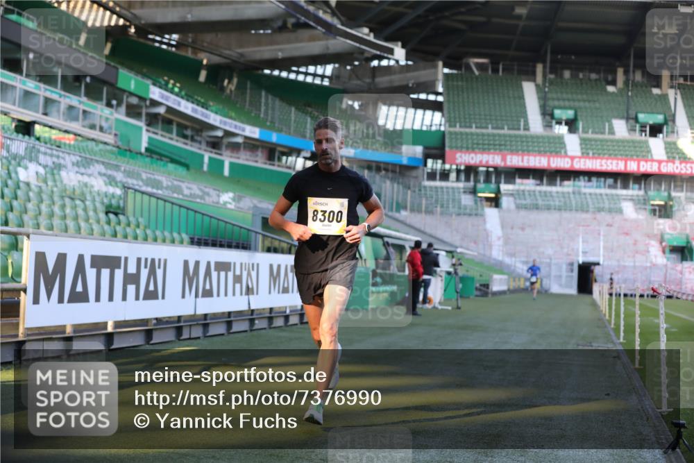 06.10.2024 - 19. swb-Marathon Bremen Yannick Fuchs http://msf.ph/oto/7376990 06.10.2024 10:18:24 Laufen im Stadion 8300, 8371, 8513, 8647, 8753, 8780, 8846, 9063 meine-sportfotos.de