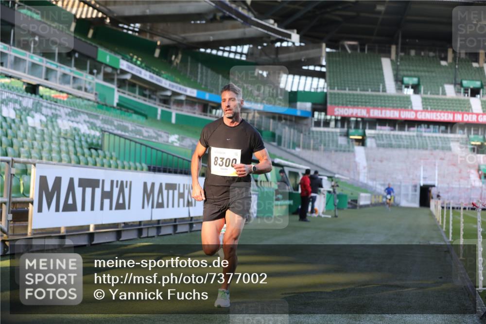 06.10.2024 - 19. swb-Marathon Bremen Yannick Fuchs http://msf.ph/oto/7377002 06.10.2024 10:18:24 Laufen im Stadion 8300, 8371, 8513, 8647, 8753, 8780, 8846, 9063 meine-sportfotos.de