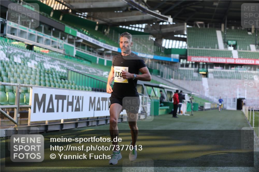 06.10.2024 - 19. swb-Marathon Bremen Yannick Fuchs http://msf.ph/oto/7377013 06.10.2024 10:18:24 Laufen im Stadion 8300, 8371, 8513, 8647, 8753, 8780, 8846, 9063 meine-sportfotos.de