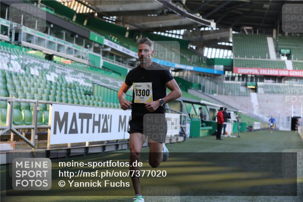 06.10.2024 - 19. swb-Marathon Bremen Yannick Fuchs http://msf.ph/oto/7377020 06.10.2024 10:18:24 Laufen im Stadion 8300, 8371, 8513, 8647, 8753, 8780, 8846, 9063 meine-sportfotos.de