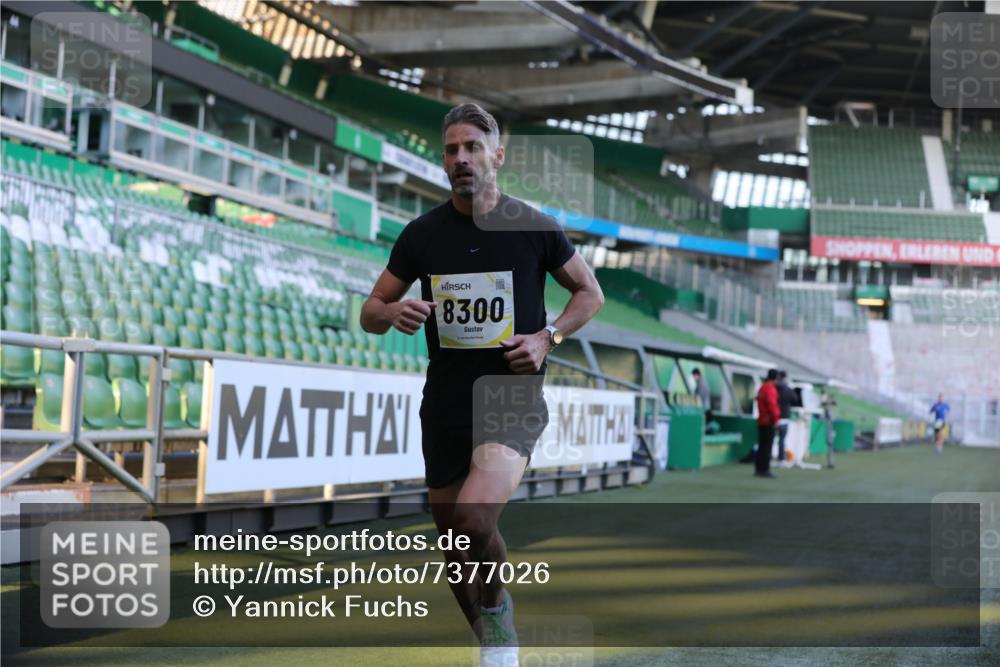 06.10.2024 - 19. swb-Marathon Bremen Yannick Fuchs http://msf.ph/oto/7377026 06.10.2024 10:18:24 Laufen im Stadion 8300, 8371, 8513, 8647, 8753, 8780, 8846, 9063 meine-sportfotos.de