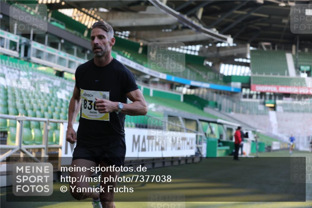 06.10.2024 - 19. swb-Marathon Bremen Yannick Fuchs http://msf.ph/oto/7377038 06.10.2024 10:18:25 Laufen im Stadion 8300, 8371, 8513, 8647, 8753, 8780, 8846, 9063 meine-sportfotos.de