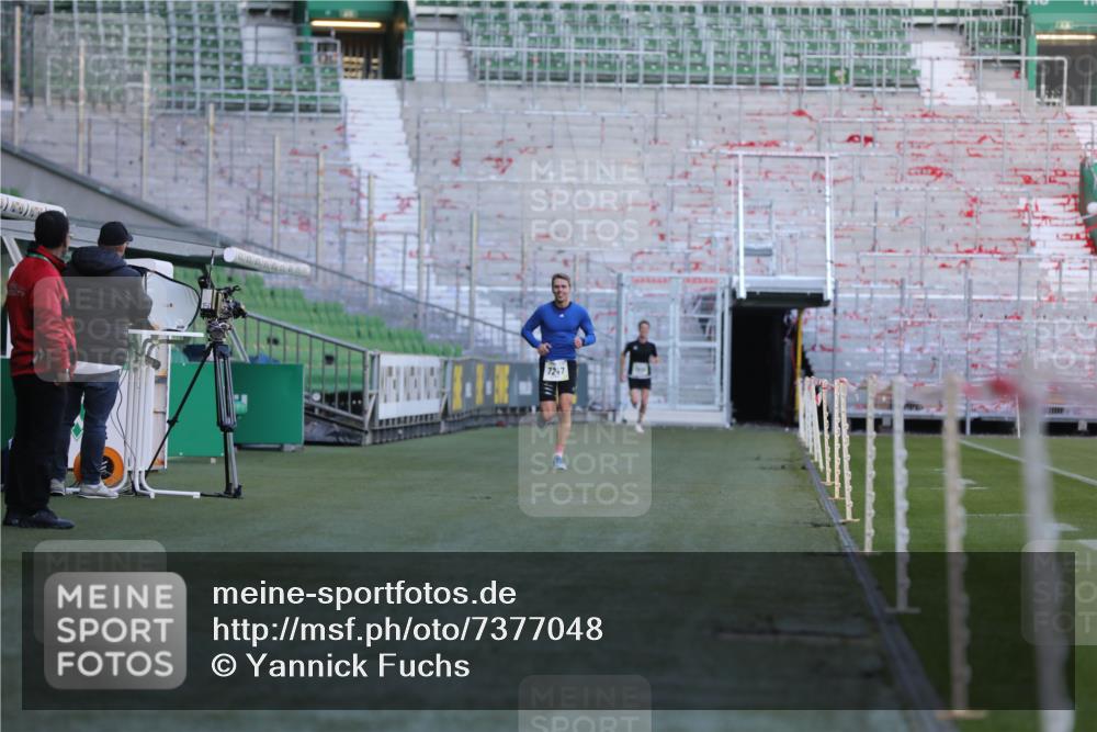 06.10.2024 - 19. swb-Marathon Bremen Yannick Fuchs http://msf.ph/oto/7377048 06.10.2024 10:18:26 Laufen im Stadion 8300, 8371, 8513, 8647, 8753, 8780, 8846, 9063 meine-sportfotos.de