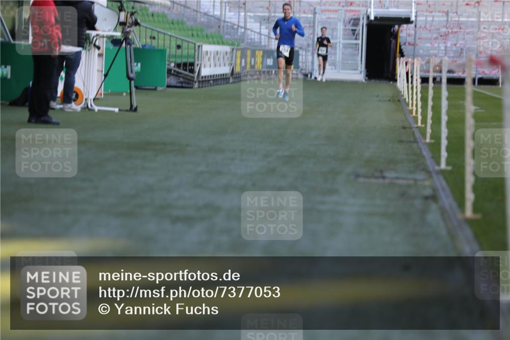 06.10.2024 - 19. swb-Marathon Bremen Yannick Fuchs http://msf.ph/oto/7377053 06.10.2024 10:18:27 Laufen im Stadion 8300, 8371, 8513, 8647, 8753, 8780, 8846, 9063 meine-sportfotos.de