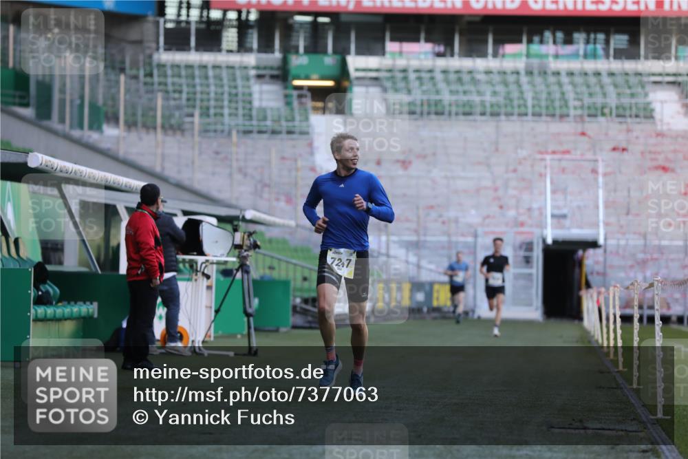 06.10.2024 - 19. swb-Marathon Bremen Yannick Fuchs http://msf.ph/oto/7377063 06.10.2024 10:18:33 Laufen im Stadion 7247, 8300, 8371, 8513, 8647, 8753, 8780, 8846, 9063 meine-sportfotos.de