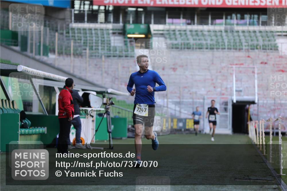06.10.2024 - 19. swb-Marathon Bremen Yannick Fuchs http://msf.ph/oto/7377070 06.10.2024 10:18:33 Laufen im Stadion 7247, 8300, 8371, 8513, 8647, 8753, 8780, 8846, 9063 meine-sportfotos.de