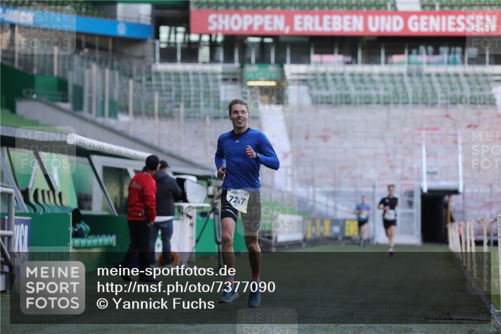 06.10.2024 - 19. swb-Marathon Bremen Yannick Fuchs http://msf.ph/oto/7377090 06.10.2024 10:18:34 Laufen im Stadion 7247, 8300, 8513, 8647, 8753, 8780, 9063 meine-sportfotos.de