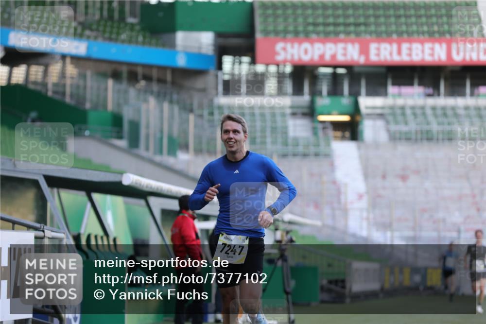 06.10.2024 - 19. swb-Marathon Bremen Yannick Fuchs http://msf.ph/oto/7377102 06.10.2024 10:18:35 Laufen im Stadion 7247, 8300, 8513, 8647, 8753, 8780, 9063 meine-sportfotos.de