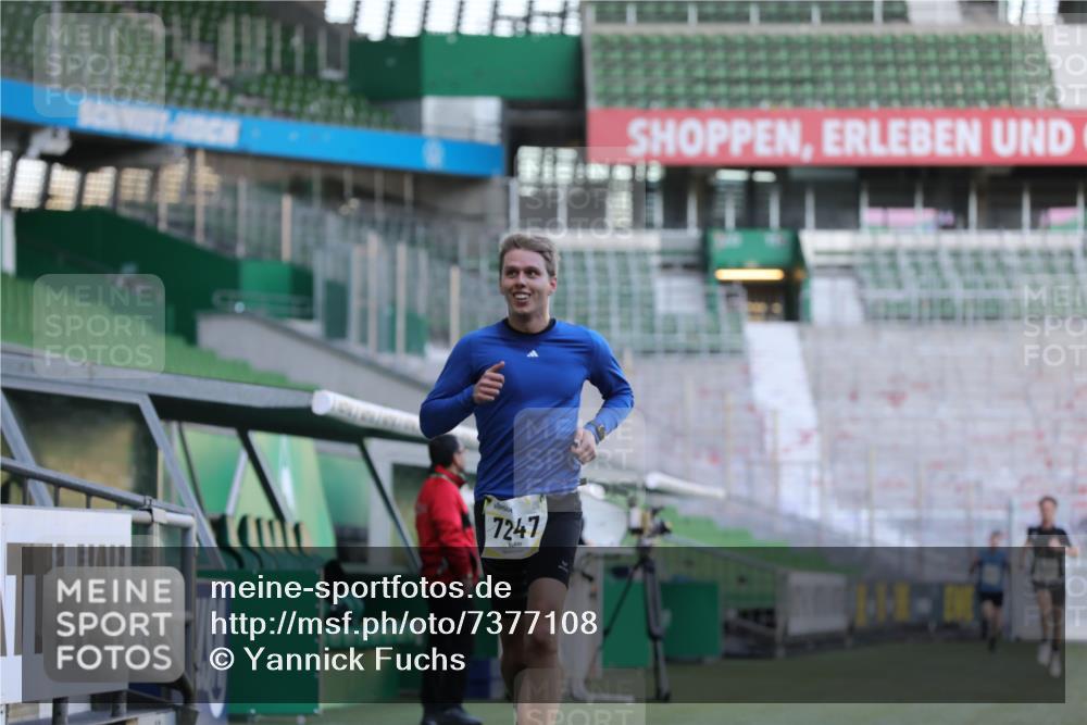 06.10.2024 - 19. swb-Marathon Bremen Yannick Fuchs http://msf.ph/oto/7377108 06.10.2024 10:18:35 Laufen im Stadion 7247, 8300, 8513, 8647, 8753, 8780, 9063 meine-sportfotos.de