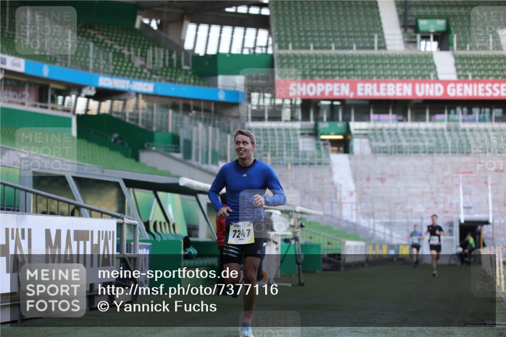 06.10.2024 - 19. swb-Marathon Bremen Yannick Fuchs http://msf.ph/oto/7377116 06.10.2024 10:18:35 Laufen im Stadion 7247, 8300, 8513, 8647, 8753, 8780, 9063 meine-sportfotos.de