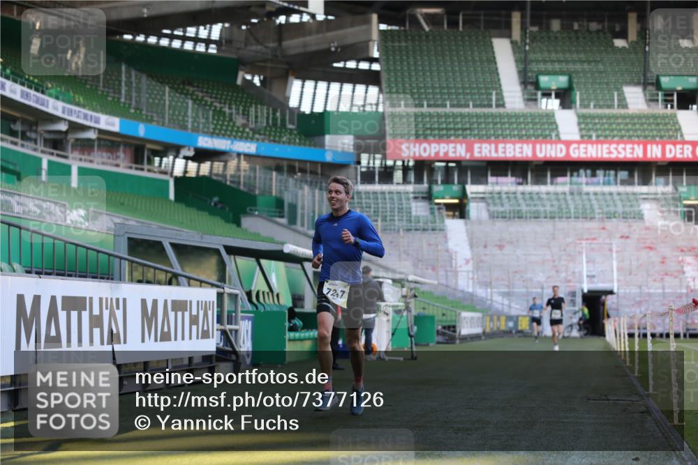 06.10.2024 - 19. swb-Marathon Bremen Yannick Fuchs http://msf.ph/oto/7377126 06.10.2024 10:18:35 Laufen im Stadion 7247, 8300, 8513, 8647, 8753, 8780, 9063 meine-sportfotos.de