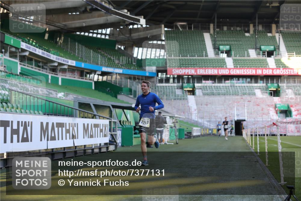 06.10.2024 - 19. swb-Marathon Bremen Yannick Fuchs http://msf.ph/oto/7377131 06.10.2024 10:18:35 Laufen im Stadion 7247, 8300, 8513, 8647, 8753, 8780, 9063 meine-sportfotos.de