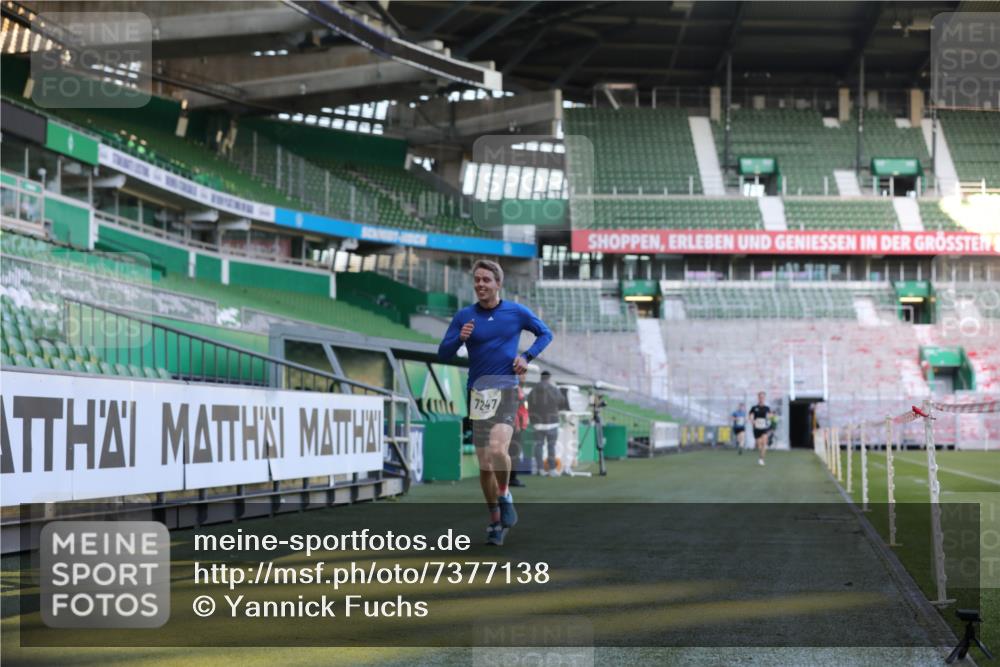 06.10.2024 - 19. swb-Marathon Bremen Yannick Fuchs http://msf.ph/oto/7377138 06.10.2024 10:18:35 Laufen im Stadion 7247, 8300, 8513, 8647, 8753, 8780, 9063 meine-sportfotos.de