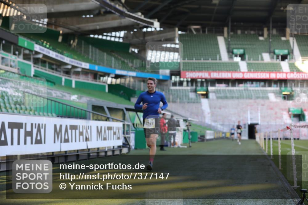 06.10.2024 - 19. swb-Marathon Bremen Yannick Fuchs http://msf.ph/oto/7377147 06.10.2024 10:18:36 Laufen im Stadion 7247, 8300, 8513, 8647, 8753, 8780, 9063 meine-sportfotos.de