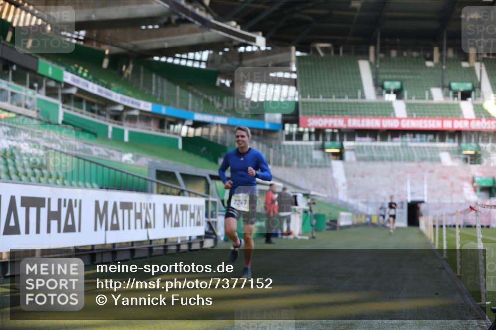 06.10.2024 - 19. swb-Marathon Bremen Yannick Fuchs http://msf.ph/oto/7377152 06.10.2024 10:18:36 Laufen im Stadion 7247, 8300, 8513, 8647, 8753, 8780, 9063 meine-sportfotos.de