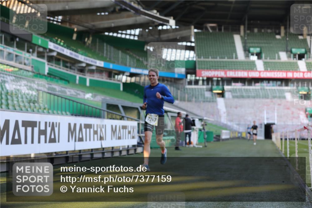 06.10.2024 - 19. swb-Marathon Bremen Yannick Fuchs http://msf.ph/oto/7377159 06.10.2024 10:18:36 Laufen im Stadion 7247, 8300, 8513, 8647, 8753, 8780, 9063 meine-sportfotos.de