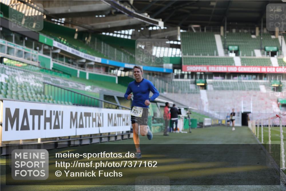 06.10.2024 - 19. swb-Marathon Bremen Yannick Fuchs http://msf.ph/oto/7377162 06.10.2024 10:18:36 Laufen im Stadion 7247, 8300, 8513, 8647, 8753, 8780, 9063 meine-sportfotos.de